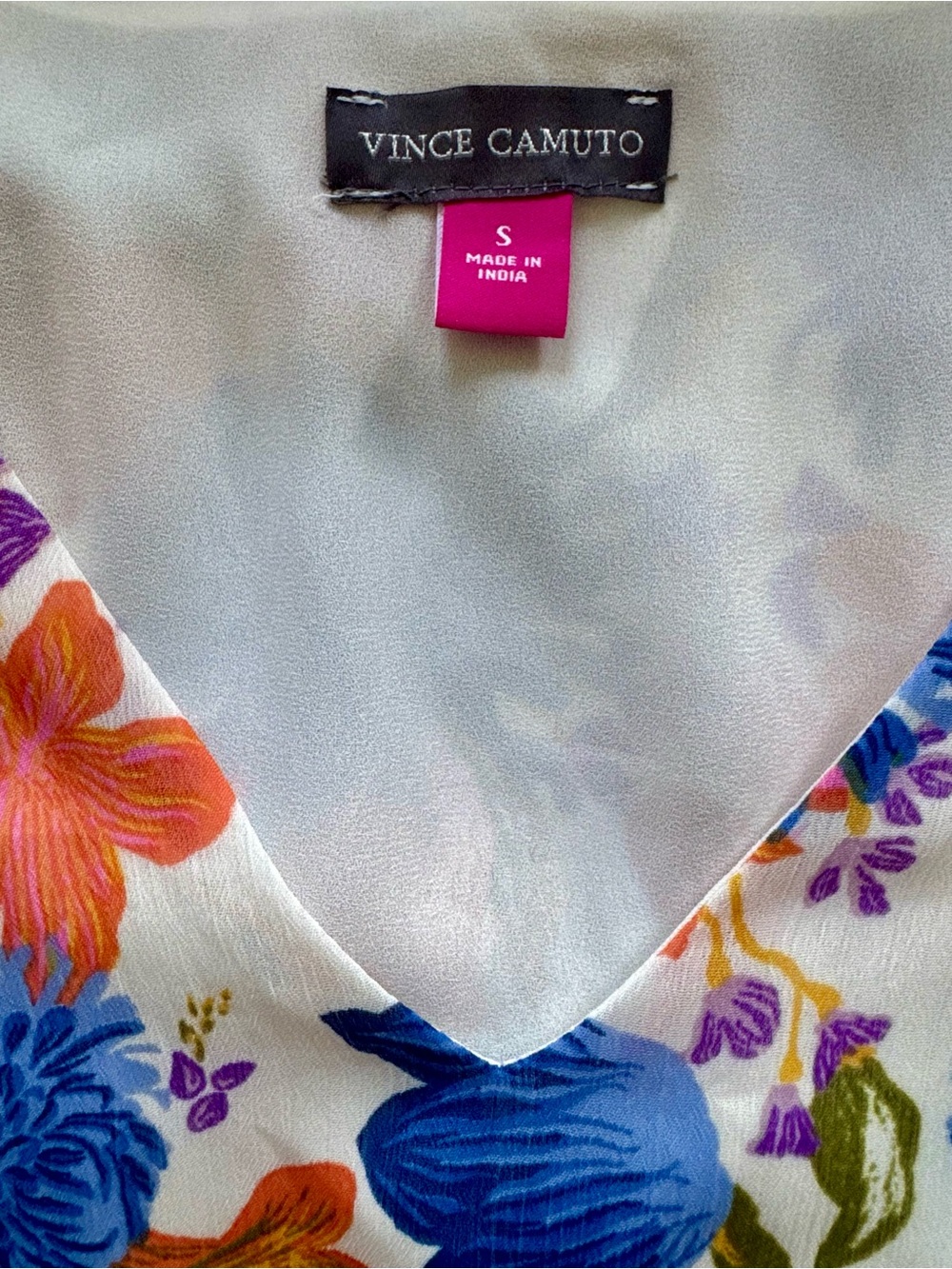 Vince Camuto Blouse Vibrant Floral V-Neck Flutter Sleeve Size Small - Picture 4 of 5